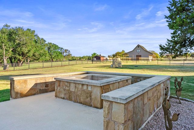 901 Crown LN, Burnet, TX 78611