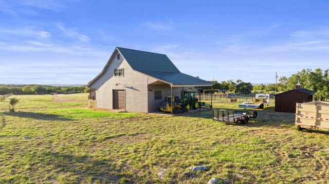 901 Crown LN, Burnet, TX 78611