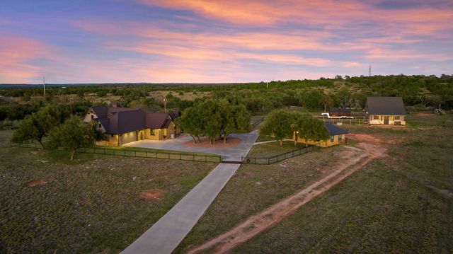 901 Crown LN, Burnet, TX 78611