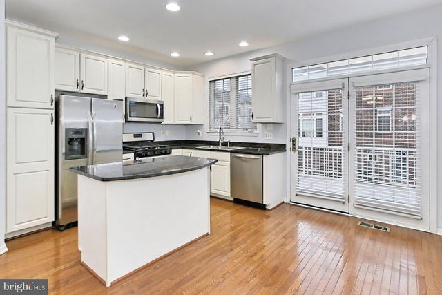 25121 GUNNERY SQ, Chantilly, VA 20152