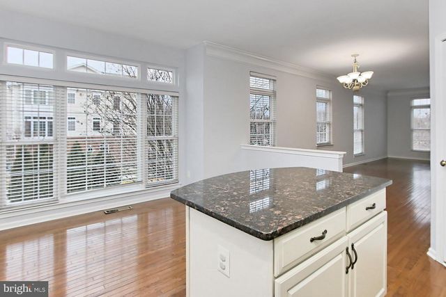 25121 GUNNERY SQ, Chantilly, VA 20152