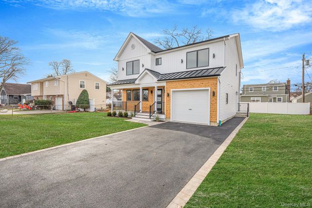 115 Riviera Parkway, Lindenhurst, NY 11757
