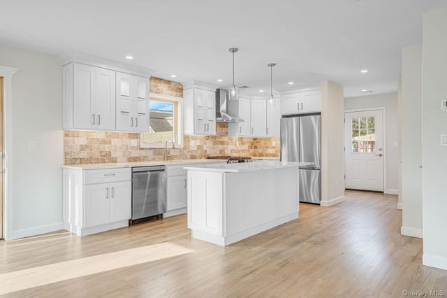 115 Riviera Parkway, Lindenhurst, NY 11757