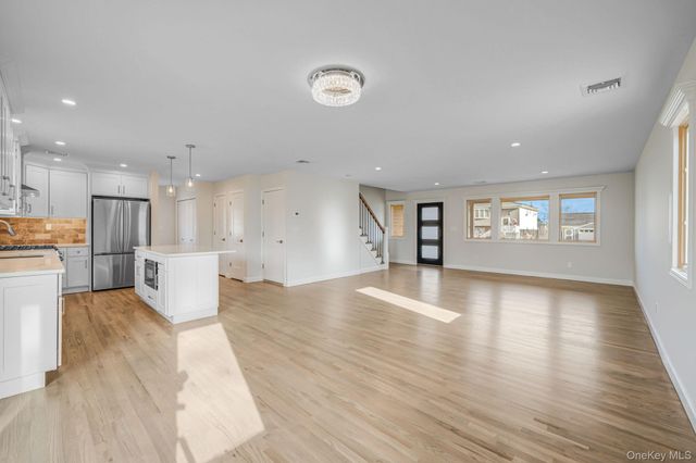 115 Riviera Parkway, Lindenhurst, NY 11757