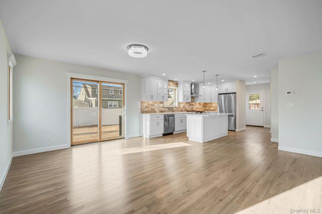 115 Riviera Parkway, Lindenhurst, NY 11757