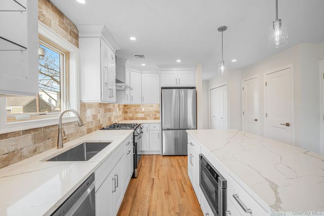 115 Riviera Parkway, Lindenhurst, NY 11757