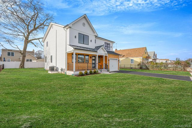 115 Riviera Parkway, Lindenhurst, NY 11757