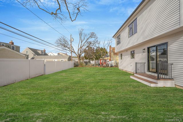 115 Riviera Parkway, Lindenhurst, NY 11757