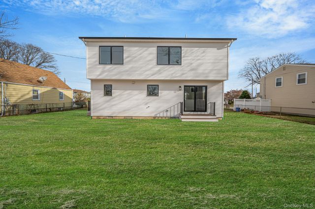 115 Riviera Parkway, Lindenhurst, NY 11757