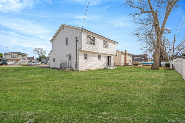 115 Riviera Parkway, Lindenhurst, NY 11757