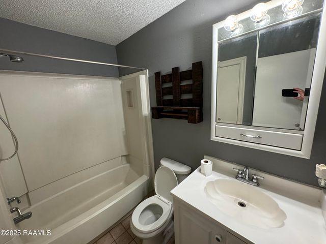 107 Village Lane, Lafayette, LA 70506