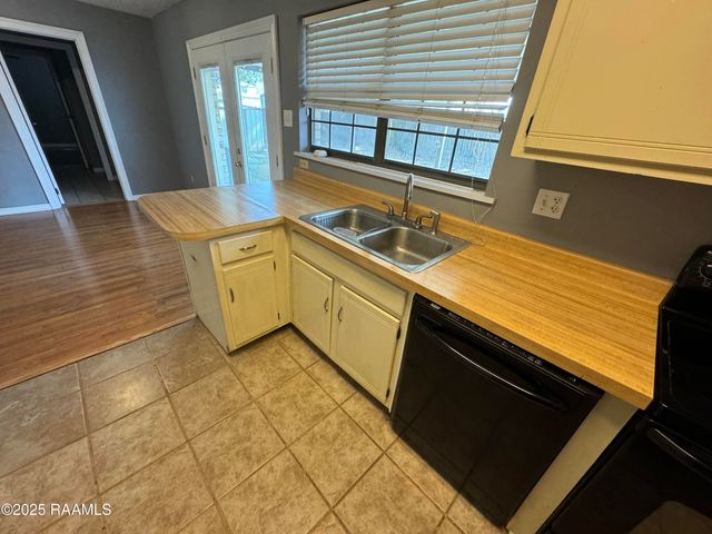 107 Village Lane, Lafayette, LA 70506