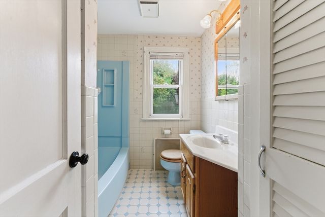 97 Lancaster St, Springfield, MA 01118