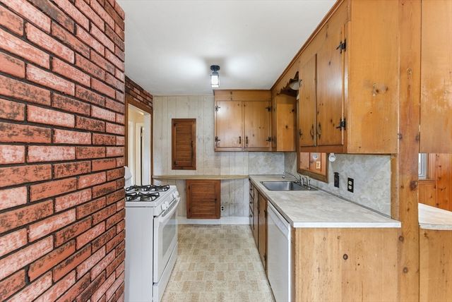 97 Lancaster St, Springfield, MA 01118