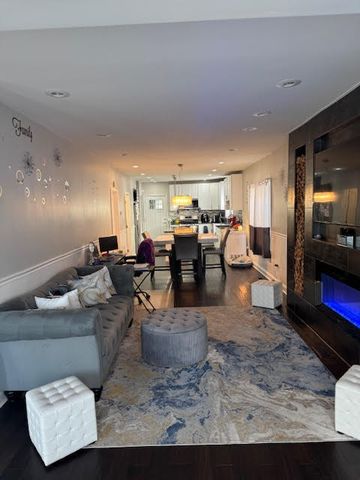 9043 S Ellis Avenue, Chicago, IL 60619