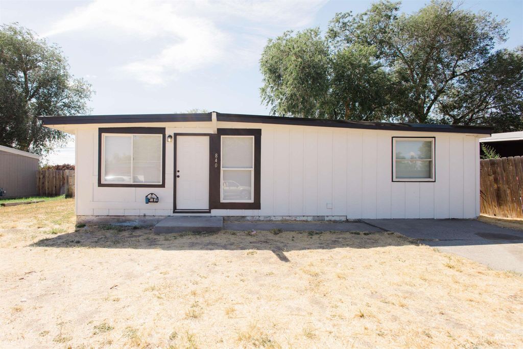 840 S 12th E, Mountain Home, ID 83647