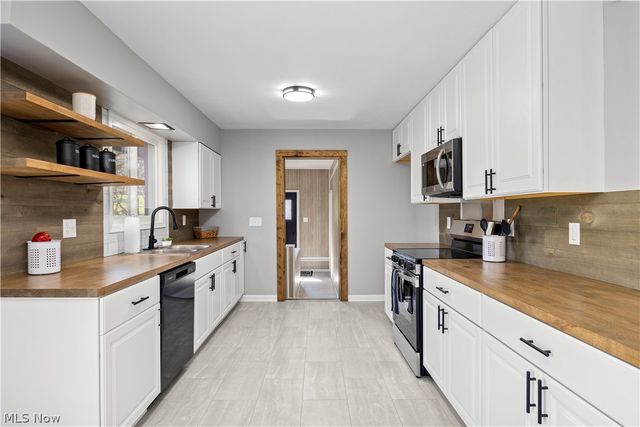 105 N Woodhill Drive, Amherst, OH 44001