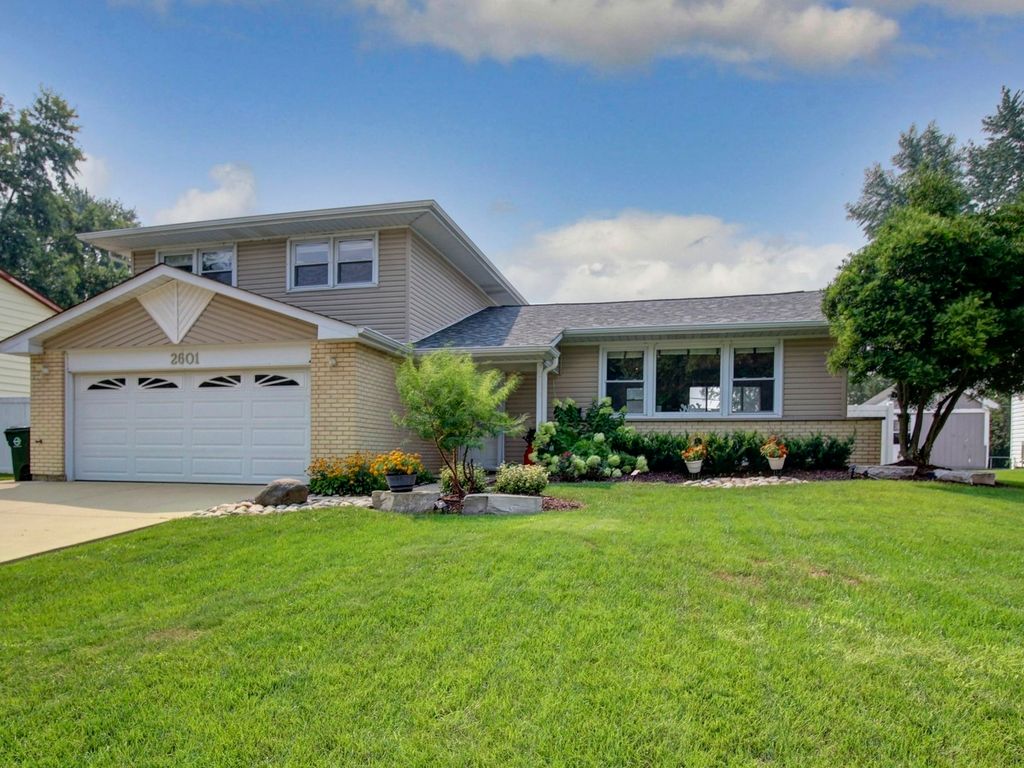 2601 Willow Avenue, Woodridge, IL 60517