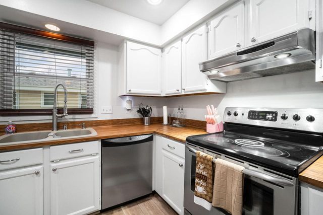 157 W Goldleaf AVENUE, Milwaukee, WI 53207