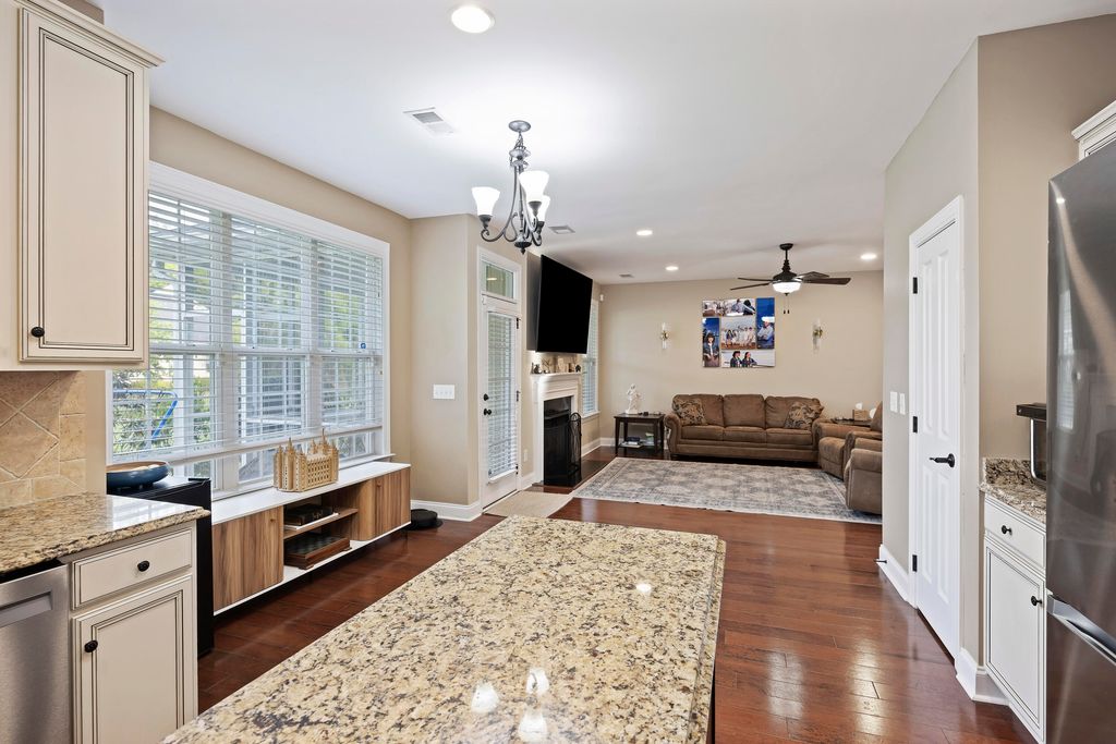 Image 10 of property listing at 1011 Legacy Lane, Summerville, SC 29485