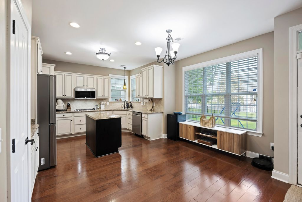 Image 12 of property listing at 1011 Legacy Lane, Summerville, SC 29485