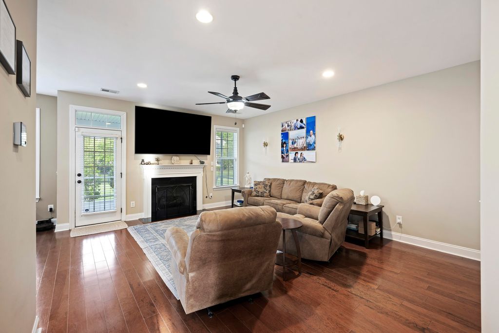Image 15 of property listing at 1011 Legacy Lane, Summerville, SC 29485