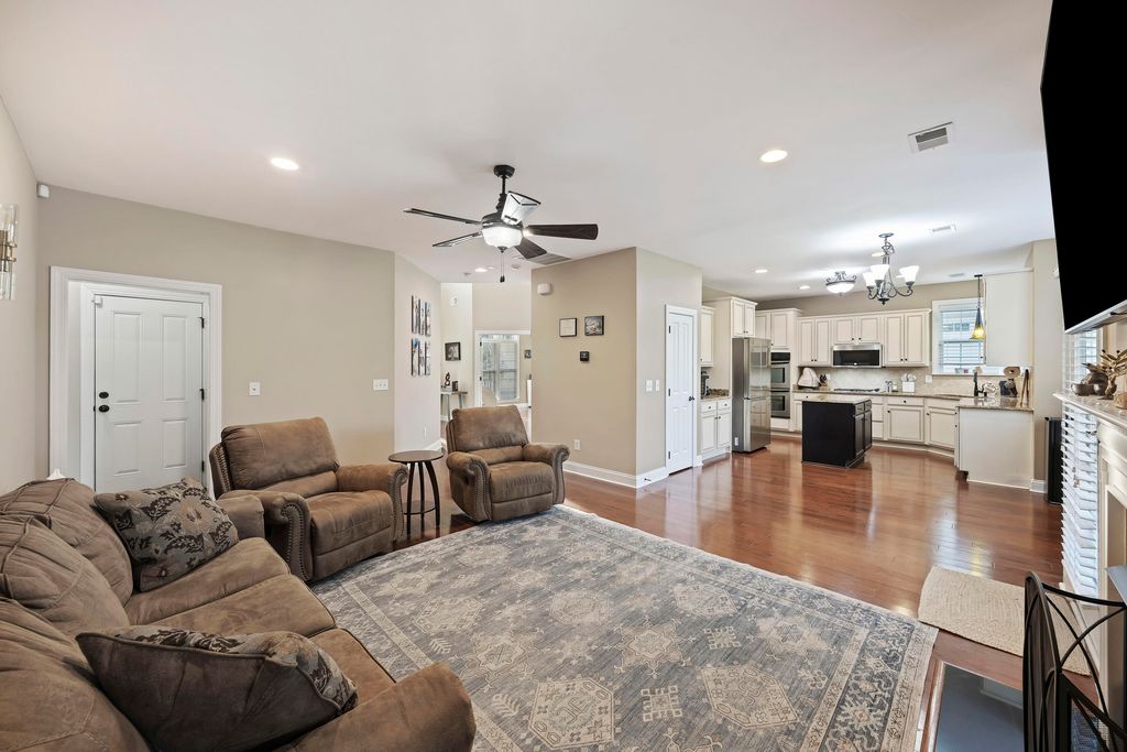 Image 17 of property listing at 1011 Legacy Lane, Summerville, SC 29485