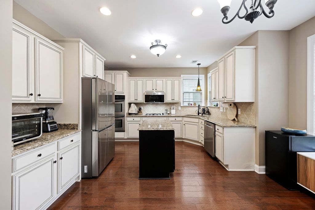 Image 6 of property listing at 1011 Legacy Lane, Summerville, SC 29485