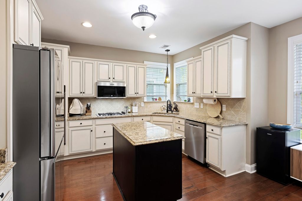 Image 7 of property listing at 1011 Legacy Lane, Summerville, SC 29485