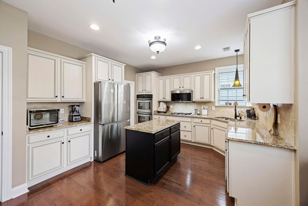 Image 8 of property listing at 1011 Legacy Lane, Summerville, SC 29485