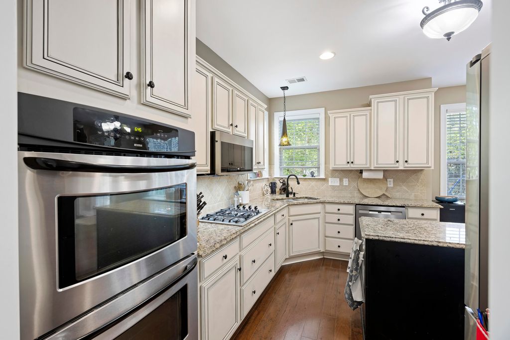 Image 9 of property listing at 1011 Legacy Lane, Summerville, SC 29485