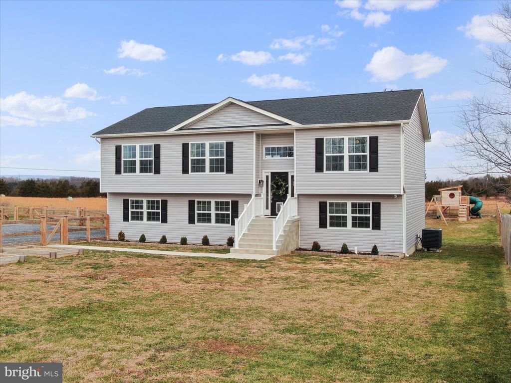 1885 GILES MILL RD, Bunker Hill, WV 25413