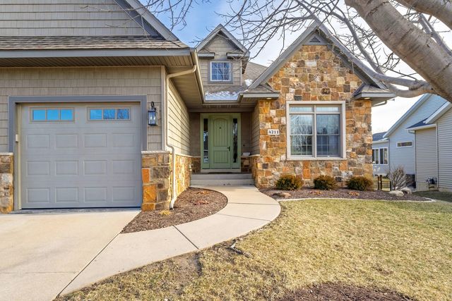 4211 W Kingston Circle, Bettendorf, IA 52722
