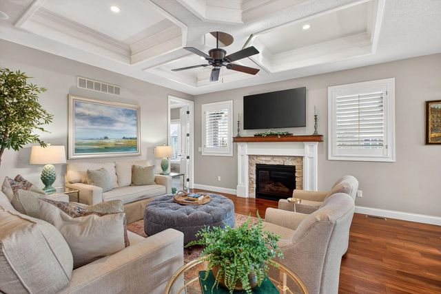 4211 W Kingston Circle, Bettendorf, IA 52722