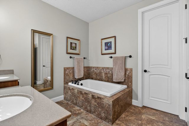 4211 W Kingston Circle, Bettendorf, IA 52722