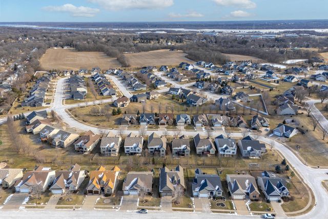 4211 W Kingston Circle, Bettendorf, IA 52722