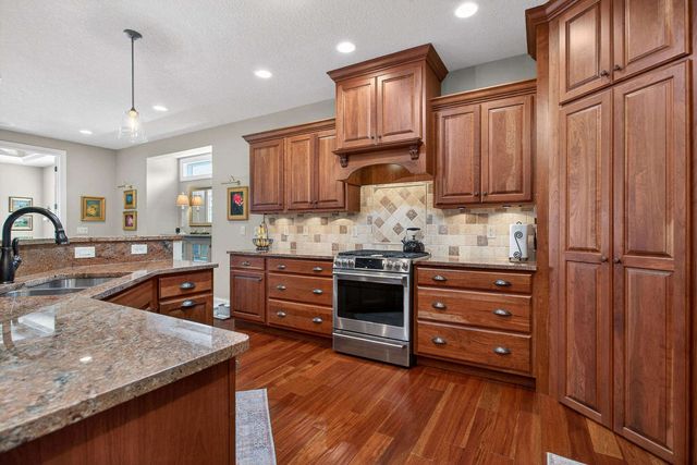 4211 W Kingston Circle, Bettendorf, IA 52722