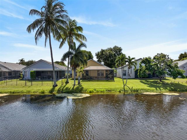 9313 Arborwood Cir, Davie, FL 33328