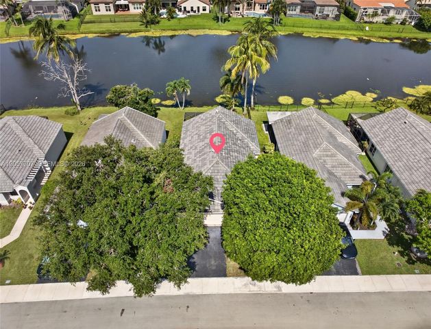9313 Arborwood Cir, Davie, FL 33328