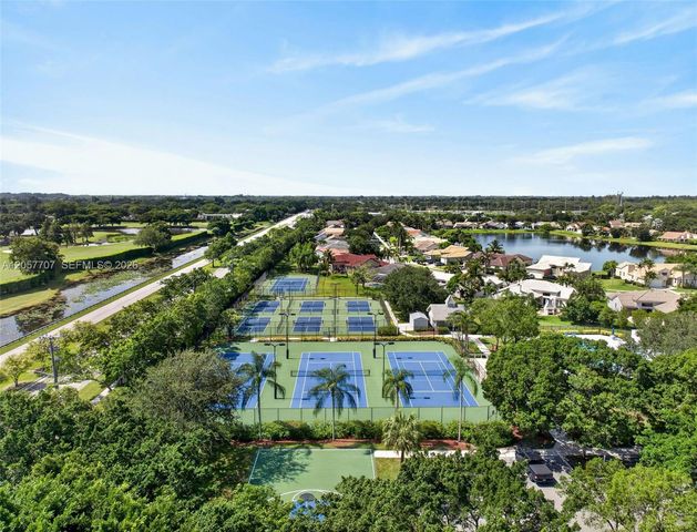 9313 Arborwood Cir, Davie, FL 33328