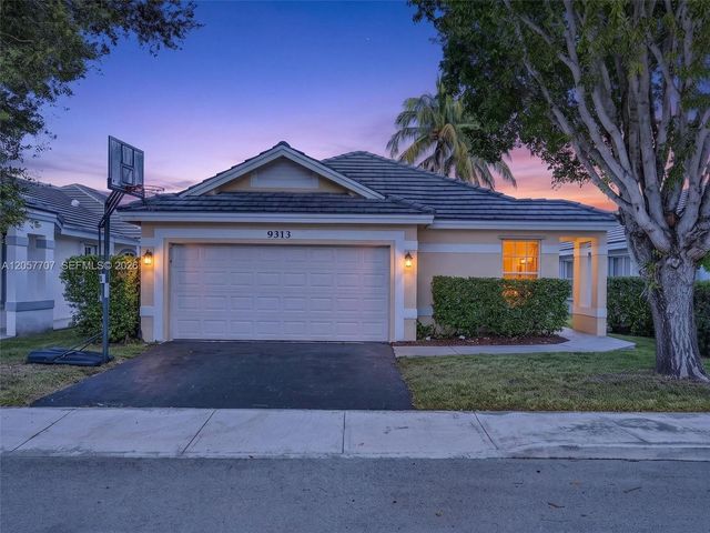 9313 Arborwood Cir, Davie, FL 33328