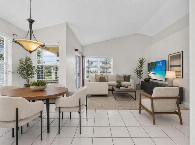 9313 Arborwood Cir, Davie, FL 33328