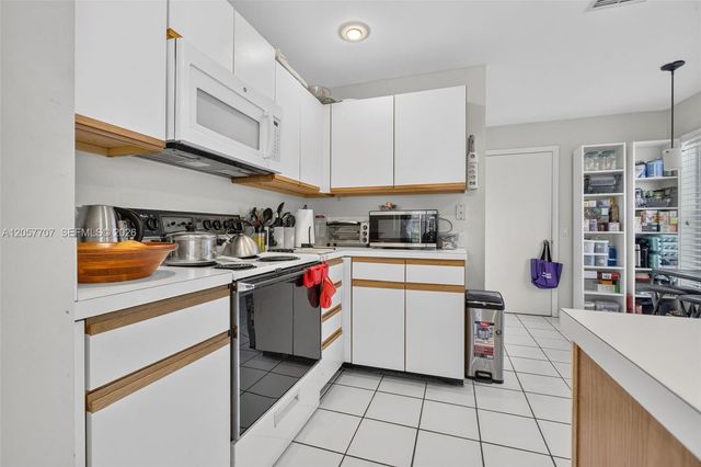 9313 Arborwood Cir, Davie, FL 33328