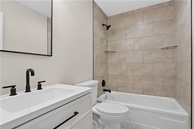 8360 NW Barrybrooke Drive, Kansas City, MO 64151