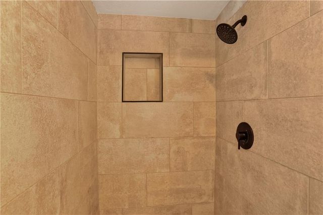 8360 NW Barrybrooke Drive, Kansas City, MO 64151