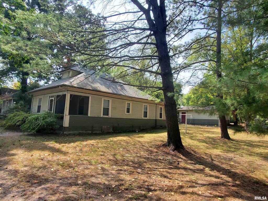 504 N Almond St Street, Carbondale, IL 62901