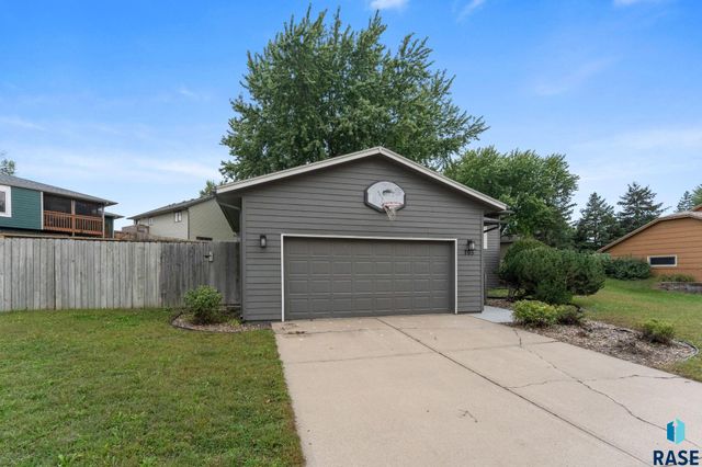 705 N Montgomery Ct Court, Sioux Falls, SD 57103