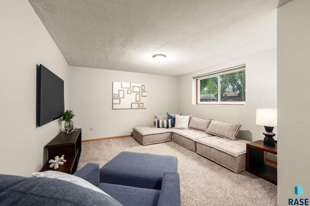 705 N Montgomery Ct Court, Sioux Falls, SD 57103