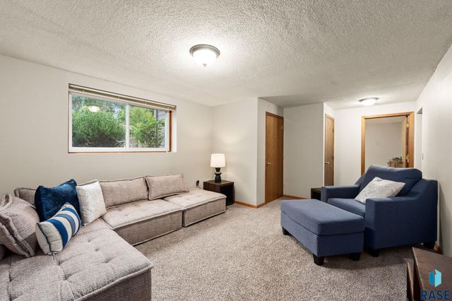 705 N Montgomery Ct Court, Sioux Falls, SD 57103