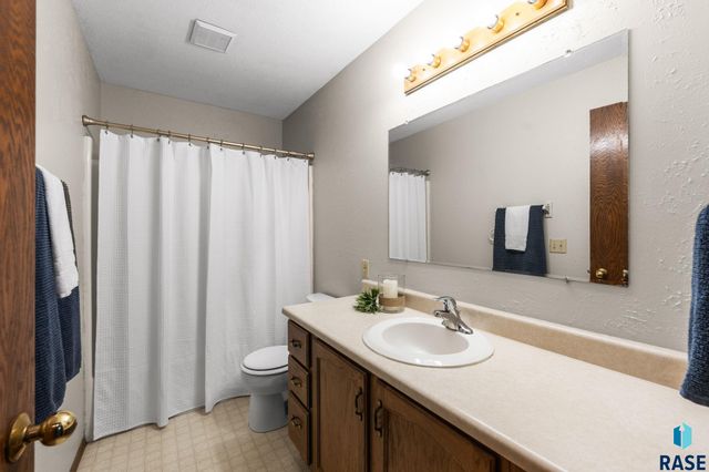 705 N Montgomery Ct Court, Sioux Falls, SD 57103